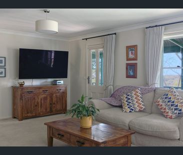 Beautifully Maintained 2-Bedroom Cottage with Treetop Views - Photo 2