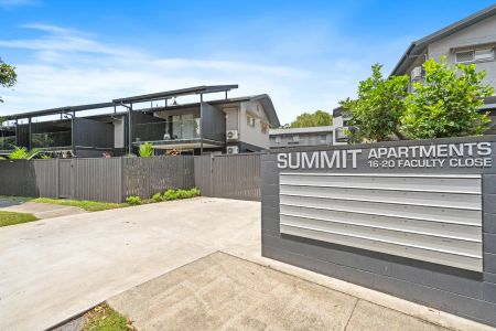 Furnished, modern, two bedroom apartment - Photo 2