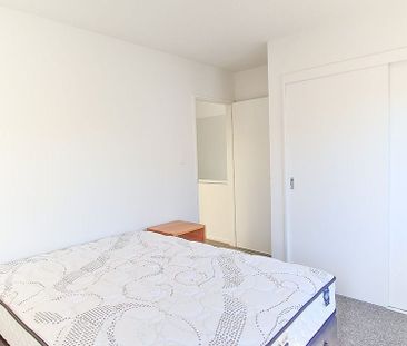 Fully Furnished City Townhouse with Secure Garage - Photo 4