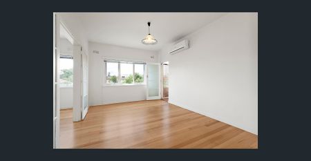 Stunning Art-Deco Style 3-Bedroom Apartment in Prime St Kilda East Location | FLARE REAL ESTATE - Photo 3