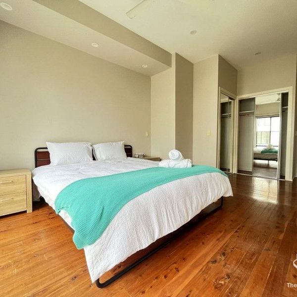 Luxury 3 storey House in central Surfers Paradise - Photo 1