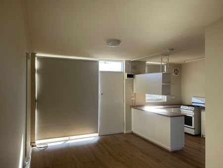 CHARMING RENOVATED APARTMENT IN THE HEART OF NORTHCOTE - Photo 4