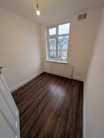3 Bed Terraced House, Meadway, IG3 - Photo 3