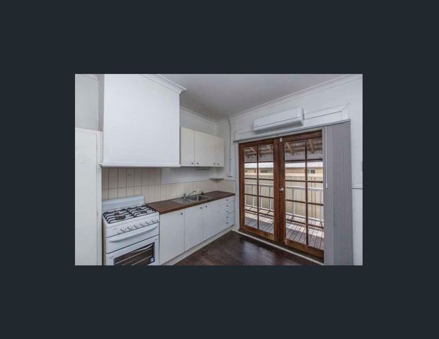 Charming Cannington Character - Photo 1