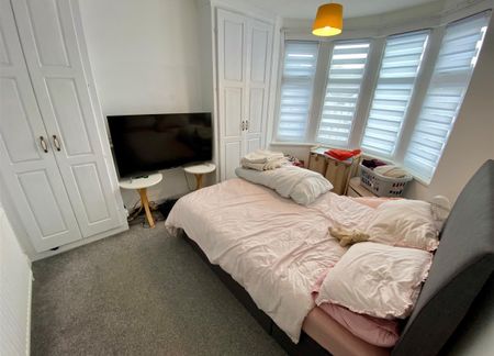 3 bedroom house - end terrace to rent - Photo 2