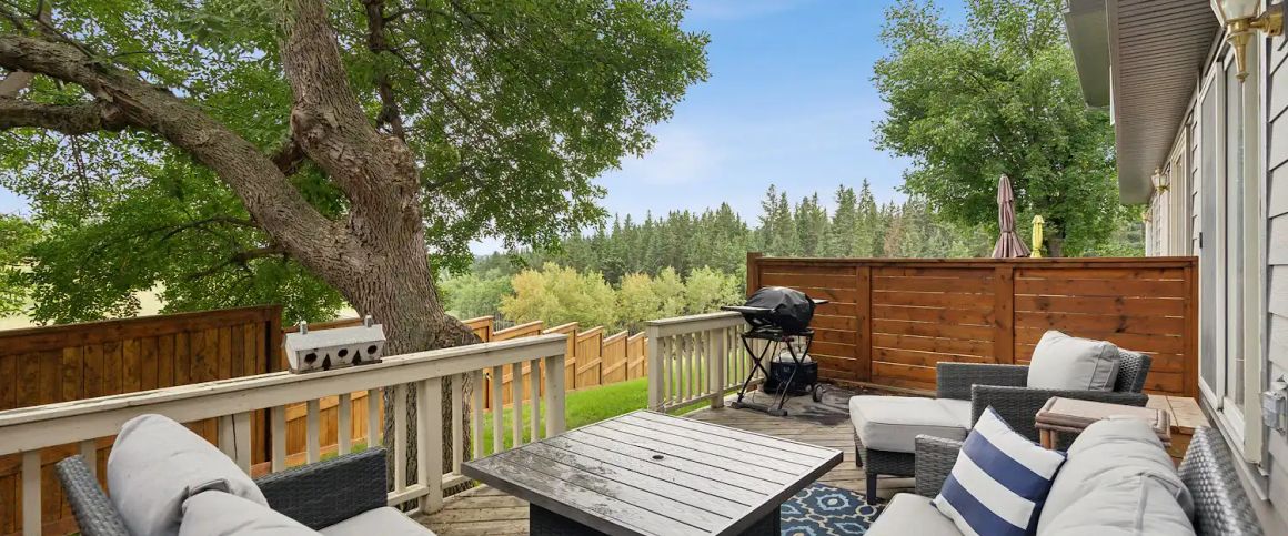 Spacious 3-Bedroom Townhouse Backing onto Fish Creek Park — 3 Bedrooms Townhouse - Photo 1