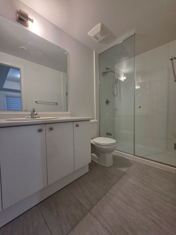 For Lease - 2635 William Jackson Drive Unit# 409, Pickering, Ontario - Photo 4