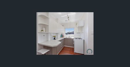 Sunlit Coastal Apartment - Photo 3