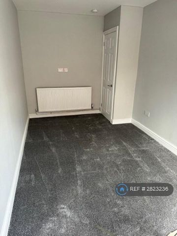 4 bedroom detached house to rent - Photo 3