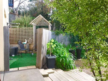 Sunny + fully furnished. Weekly Rent includes utilities! - Photo 2