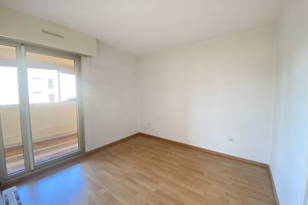 Appartement type 3 pièces loué vide avec garage et cave dans - Photo 4