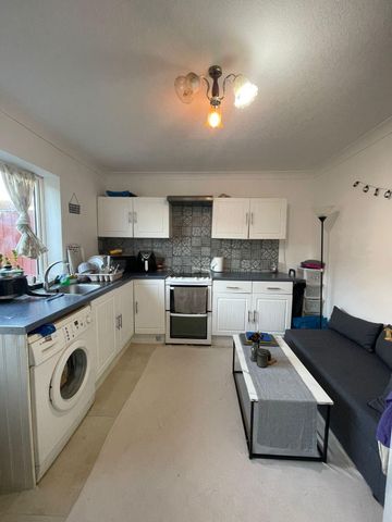 Studio flat with seperate kitchen - Ideal for working couple - Photo 2