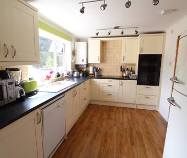 4 bedroom detached house to rent - Photo 3