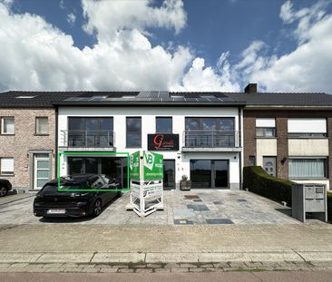 Ruim, gelijkvloers appartement met 2 slaapkamers, terras en een aut... - Photo 3