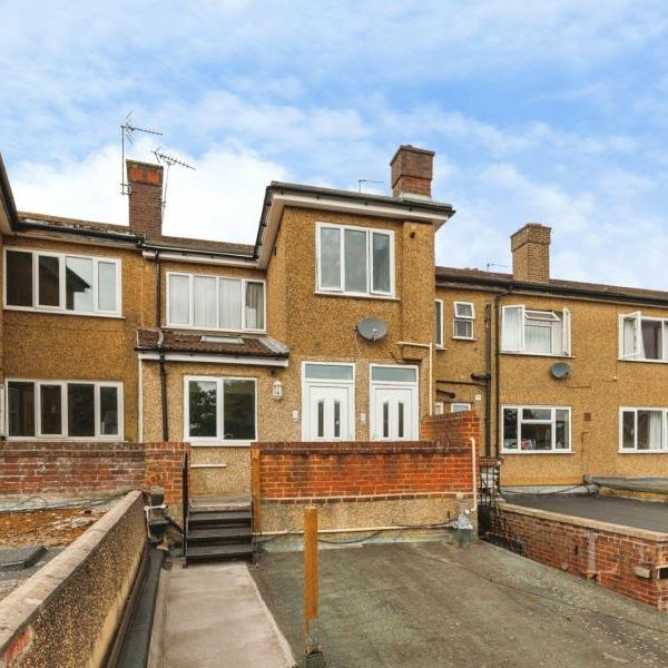 2 bedroom apartment to rent Craddocks Parade, Ashtead, Surrey, KT21 - Photo 1