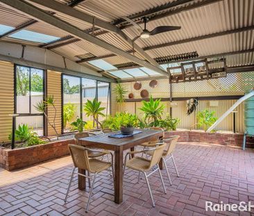 A prime location and a fabulous makeover… a home where the timeless... - Photo 2