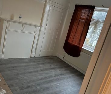 4 Bed Terraced House, Ridgeway Gardens, IG4 - Photo 6