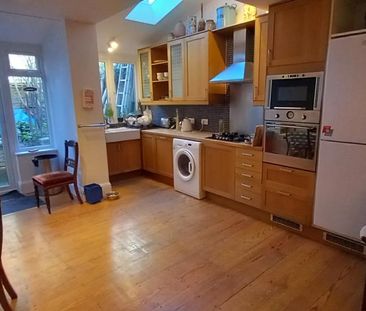 Lovely, large, south facing room on ground floor - Photo 5