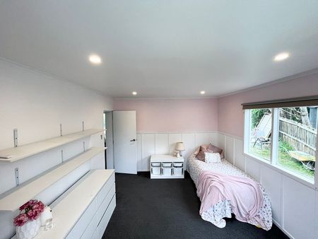 Charming Family Home in Laingholm - Photo 4