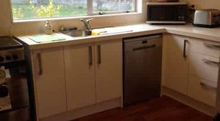 Sunny Karori 3-bedroom house with a garage - Photo 2