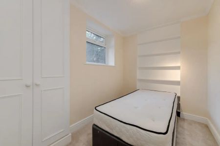 3 bedroom maisonette in London - Photo 2