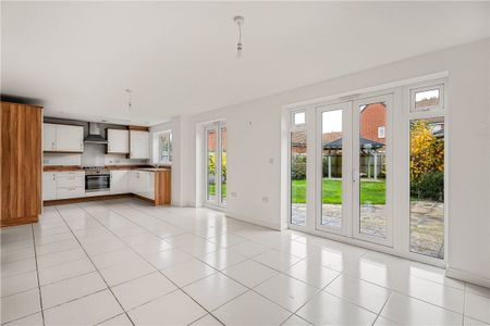 **6 MONTH LETTING**Modern 4 bedroom detached house on the edge of Great Western Park in the 'Welford' style originally built by Taylor Wimpey. - Photo 3