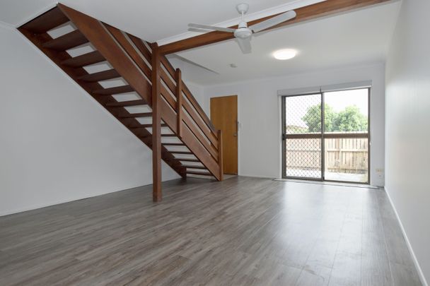 Fully Renovated Townhouse in the Heart of Gladstone Central! - Photo 1