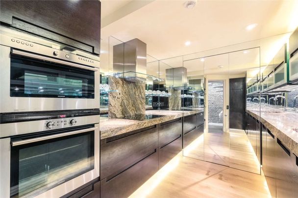 A luxurious three bedroom apartment in a contemporary loft style apartment befitting it's penthouse position, with two double bedrooms and one single bedroom on a private garden square. - Photo 1