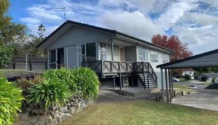 Beautiful sunny 3 bedroom home - Photo 2