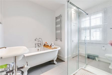 A fabulous four double bedroom house in a very popular area of "Munster Village" of Fulham. Ideal for a family or four professional sharers. - Photo 5