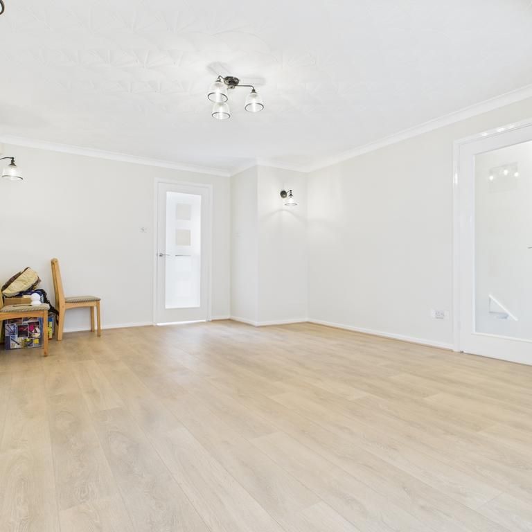 4 bedroom detached house to rent - Photo 1