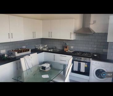 3 bedroom flat to rent - Photo 3