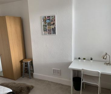 4 bedroom end of terrace house to rent - Photo 5