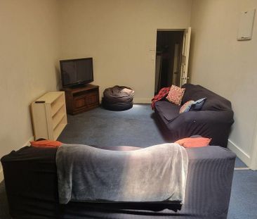 Spacious, Sunny 6-Bedroom Flat in the CBD - Photo 2
