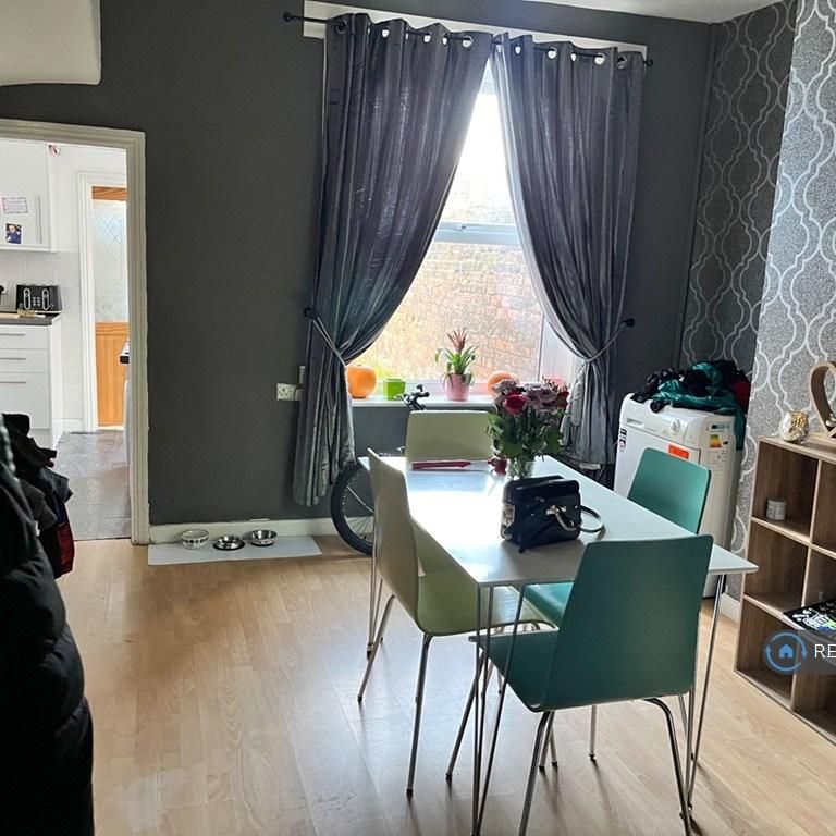 4 bedroom terraced house to rent - Photo 1