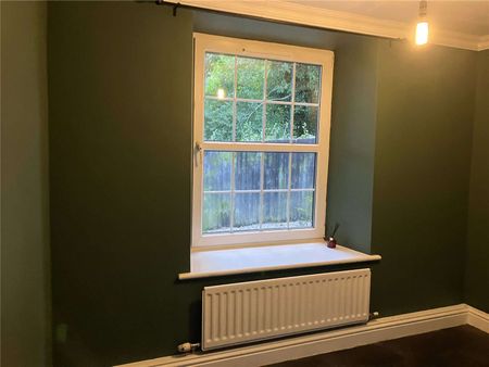 A delightful semi-detached country cottage offering three bedrooms, private courtyard parking, a well-maintained garden, and garage space. - Photo 4