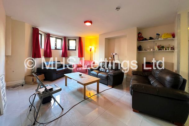 9 Bedroom End Terraced House for rent in Regent Park Avenue - Photo 1