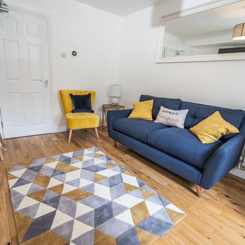 Spacious communal areas, with large drive and established garden Room 3 - Photo 1