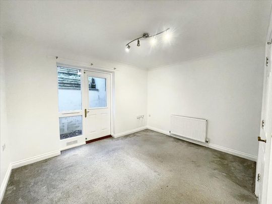 4 bedroom end of terrace house to rent - Photo 1