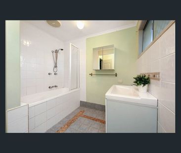 Dual Living Delight in the Heart of Shailer Park - Photo 2