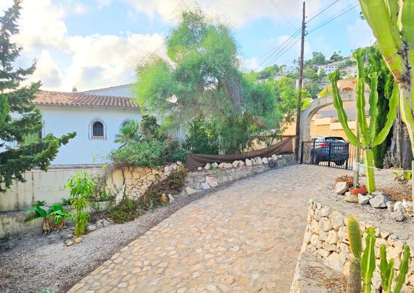 SPACIOUS VILLA FOR RENT FOR LONG TERM INCLUDING SUMMER