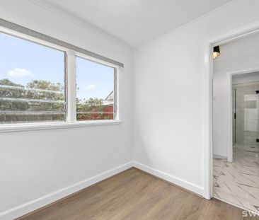 Freshly refurbished three bedroom residence - Photo 1