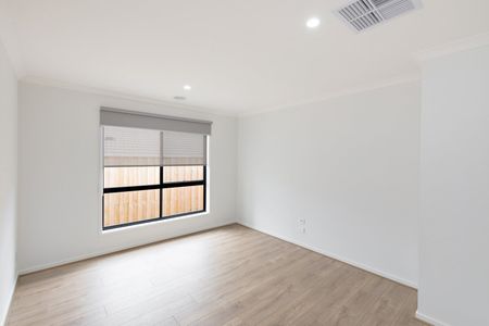 STUNNING MODERN BUILD IN SMYTHES CREEK - Photo 4
