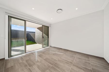 Stunning 4 Bedroom Duplex - Photo 4