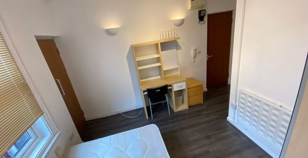 Flat 3, Brudenell Road, Hyde Park, Leeds, LS6 1JD - Photo 1