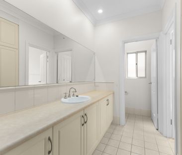 Immaculate Family Home with a Pool! - Photo 3