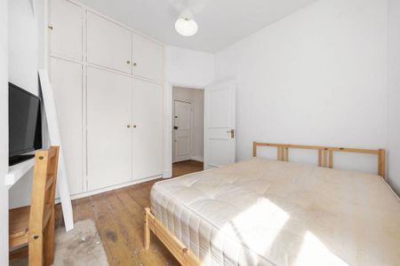 2 bedroom flat in London - Photo 4