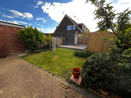 Crouchmans Avenue, Great Wakering, Southend-on-Sea, Essex, SS3 0DQ - Photo 2