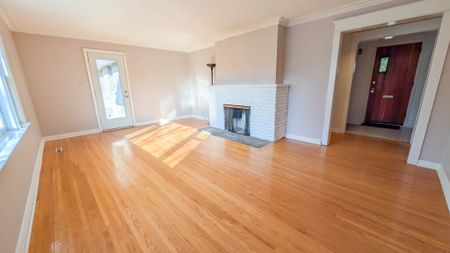 3 Bedroom Home in Prestigious Oakville Neighborhood! - Photo 2