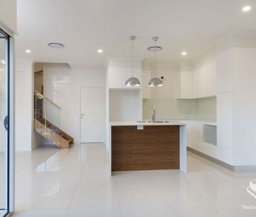 LEASED - $700pw till 18th June 2025 - LUXURY TOWNHOUSE in great con... - Photo 2